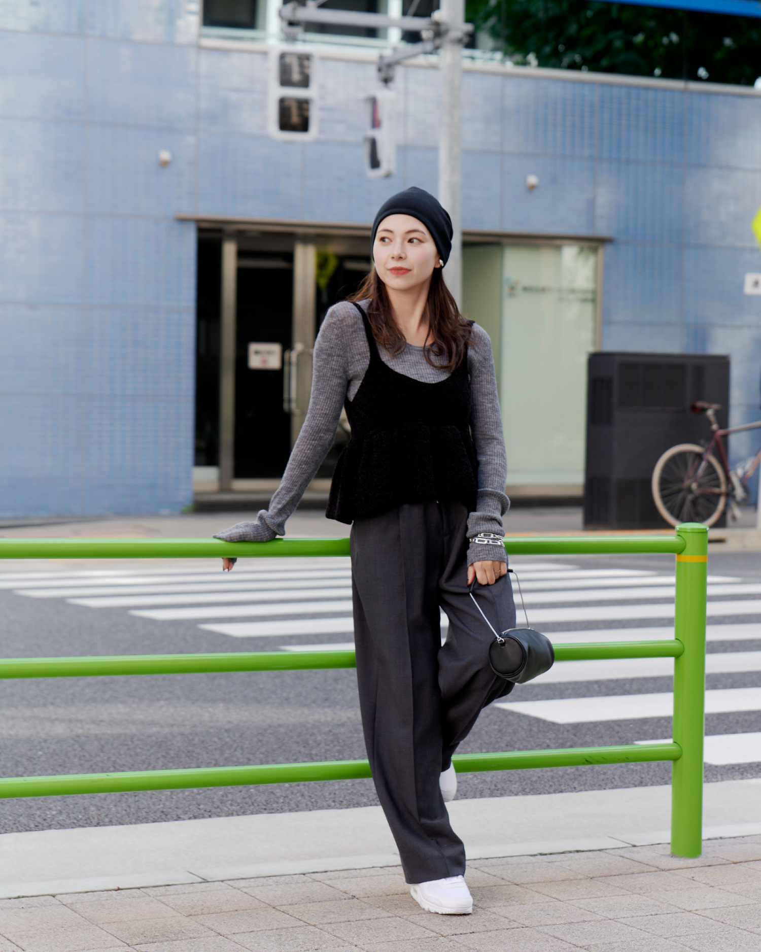 Wモールペプラムニットビスチェ＆washableUネックアルパカシアーリブNT＆2タックドロストテーパーPT＆BARCELONA CHAIN BAG＆EARCUFFSETを着た女性