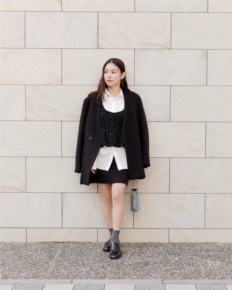 モールペプラムニットビスチェ&TEN/W ハイゲージデザインRIBタートルNT&クラッシュベロアロングナローSK&SHORTBOOTS&EARCUFFSETを着た女性