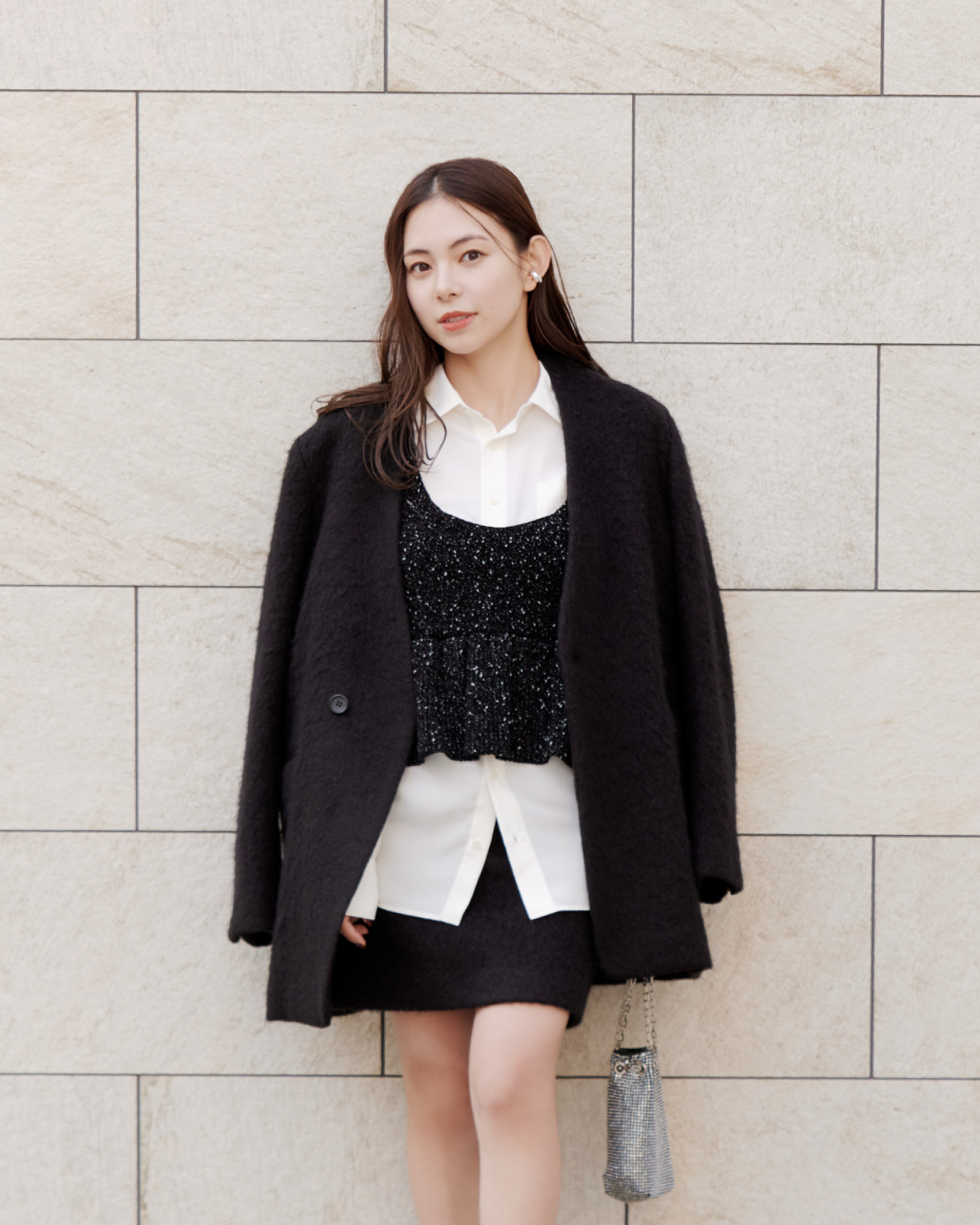 モールペプラムニットビスチェ&TEN/W ハイゲージデザインRIBタートルNT&クラッシュベロアロングナローSK&SHORTBOOTS&EARCUFFSETを着た女性