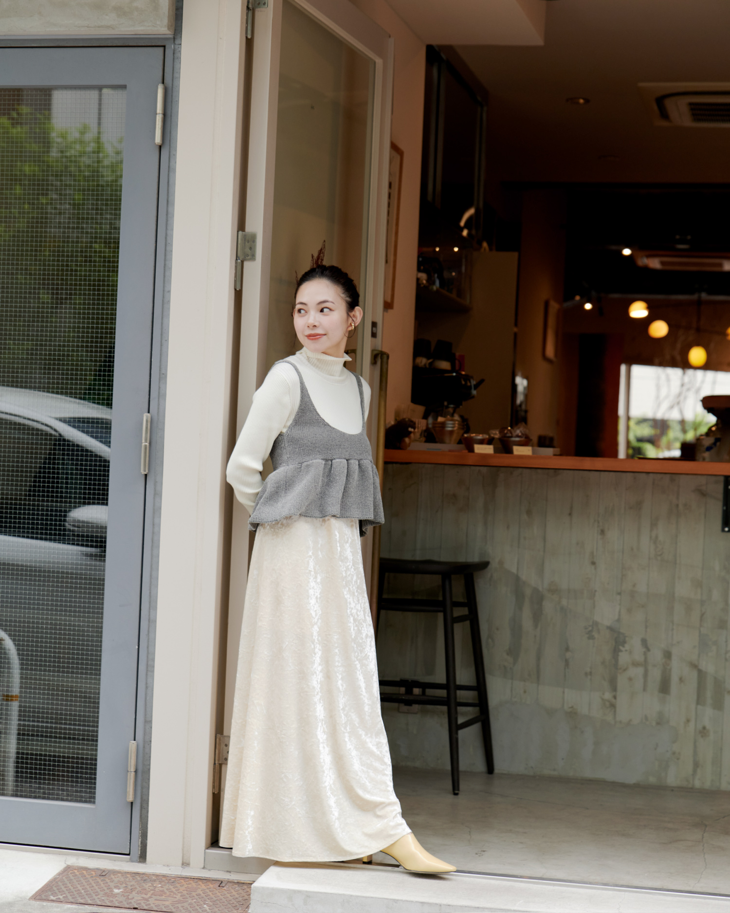 モールペプラムニットビスチェ&シャギーノーカラーJK&オーバーサイズとろみSH&シャギーミニSK&STONEMINIBAG&EARCUFFSETを着た女性
