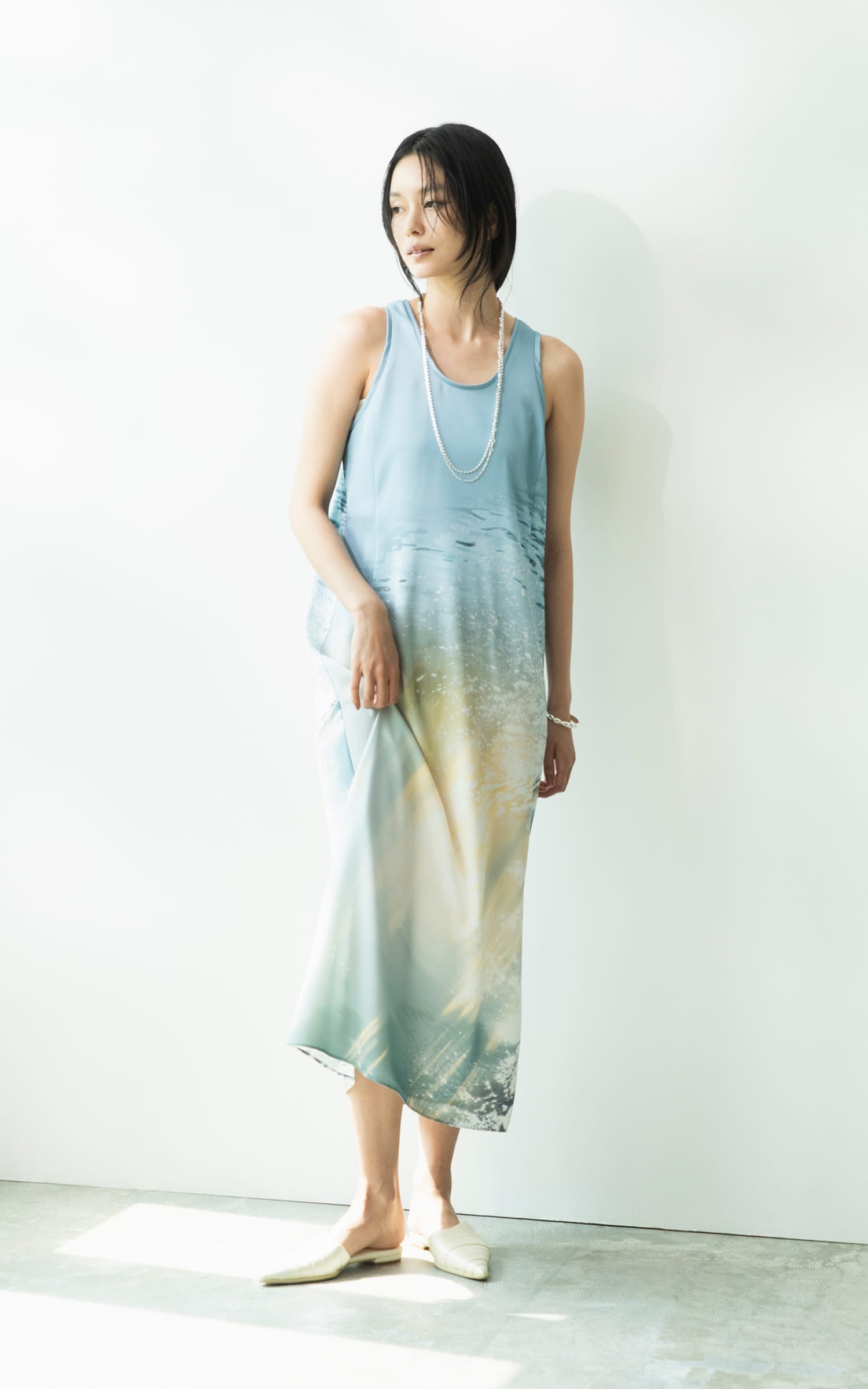 satin one-pieceを着用した女性