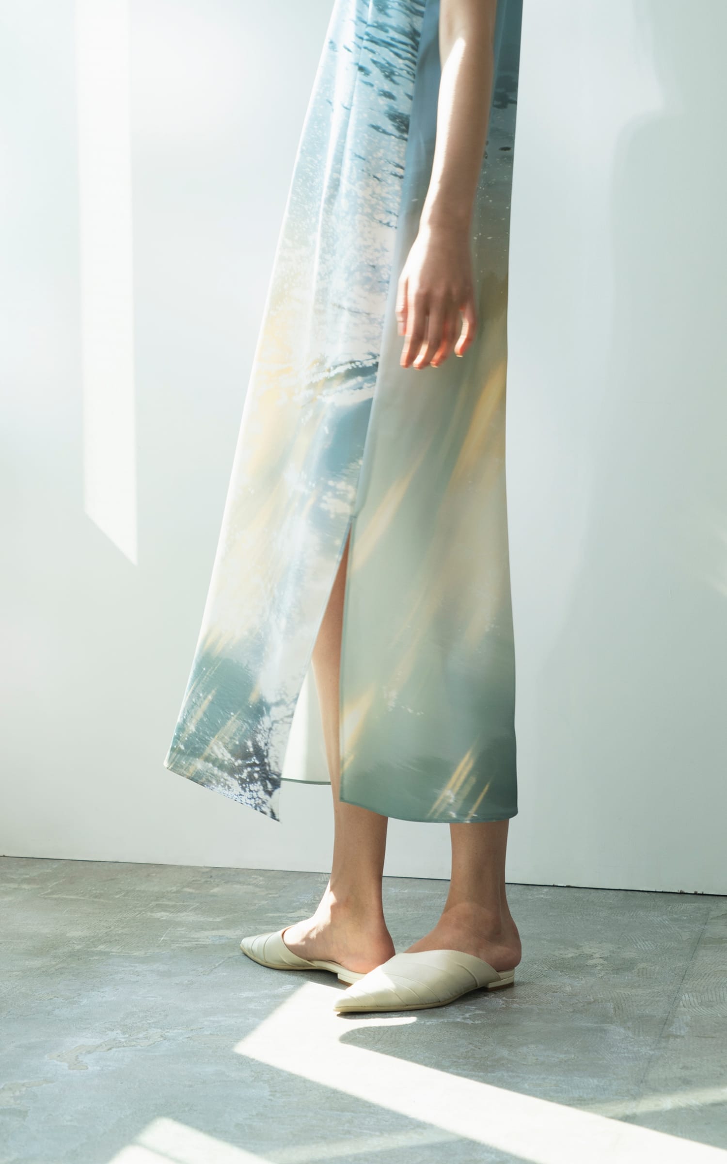 satin one-pieceを着用した女性