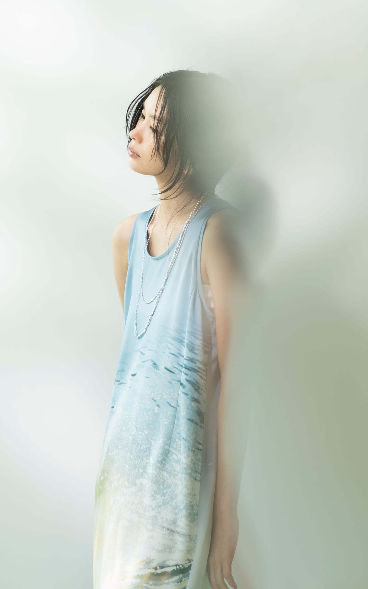satin one-pieceを着用した女性