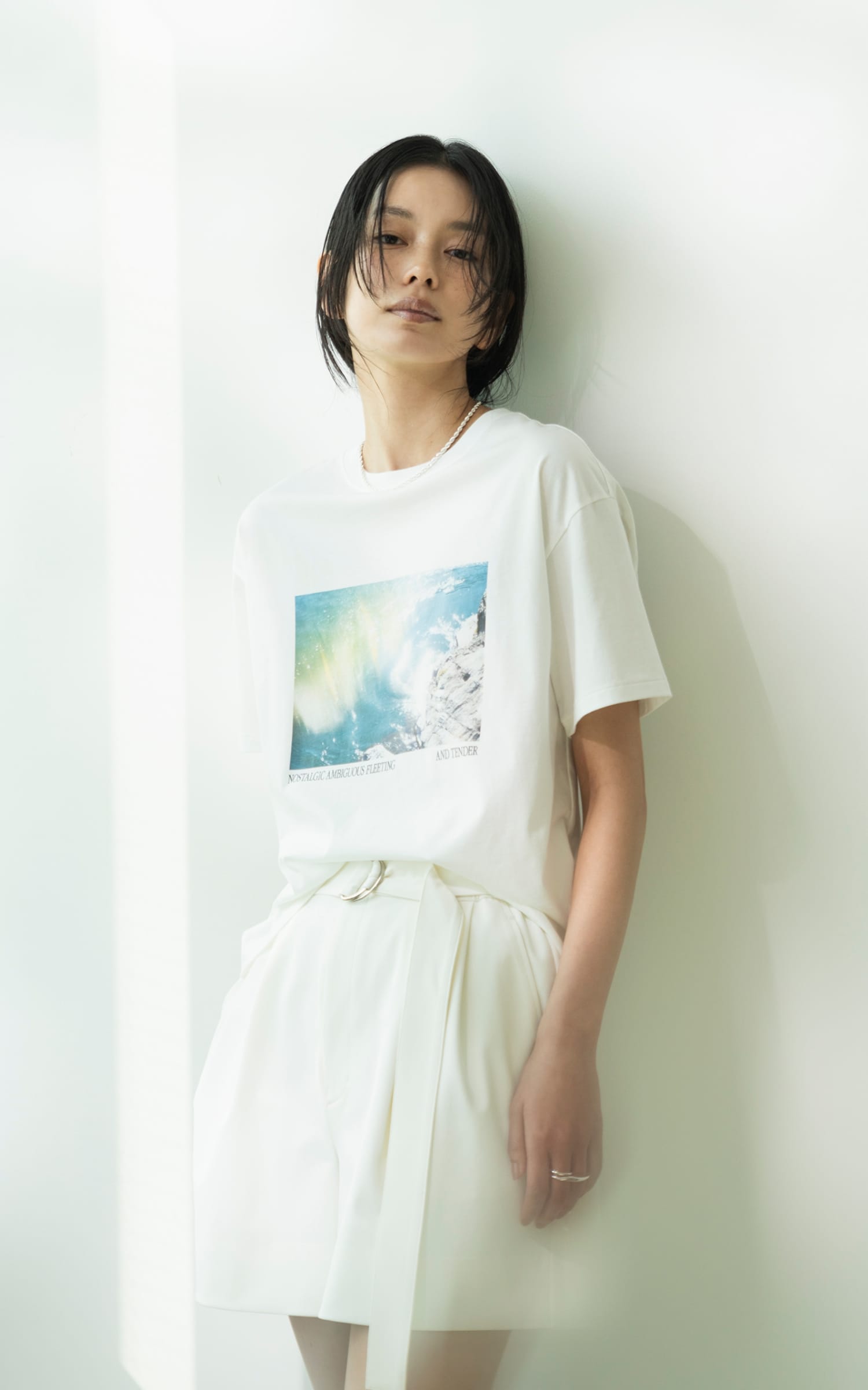 PHOTO T-SHIRTを着用した女性