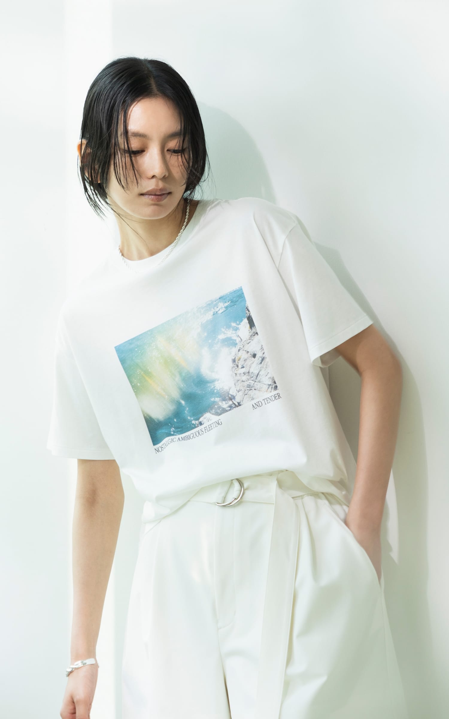 PHOTO T-SHIRTを着用した女性