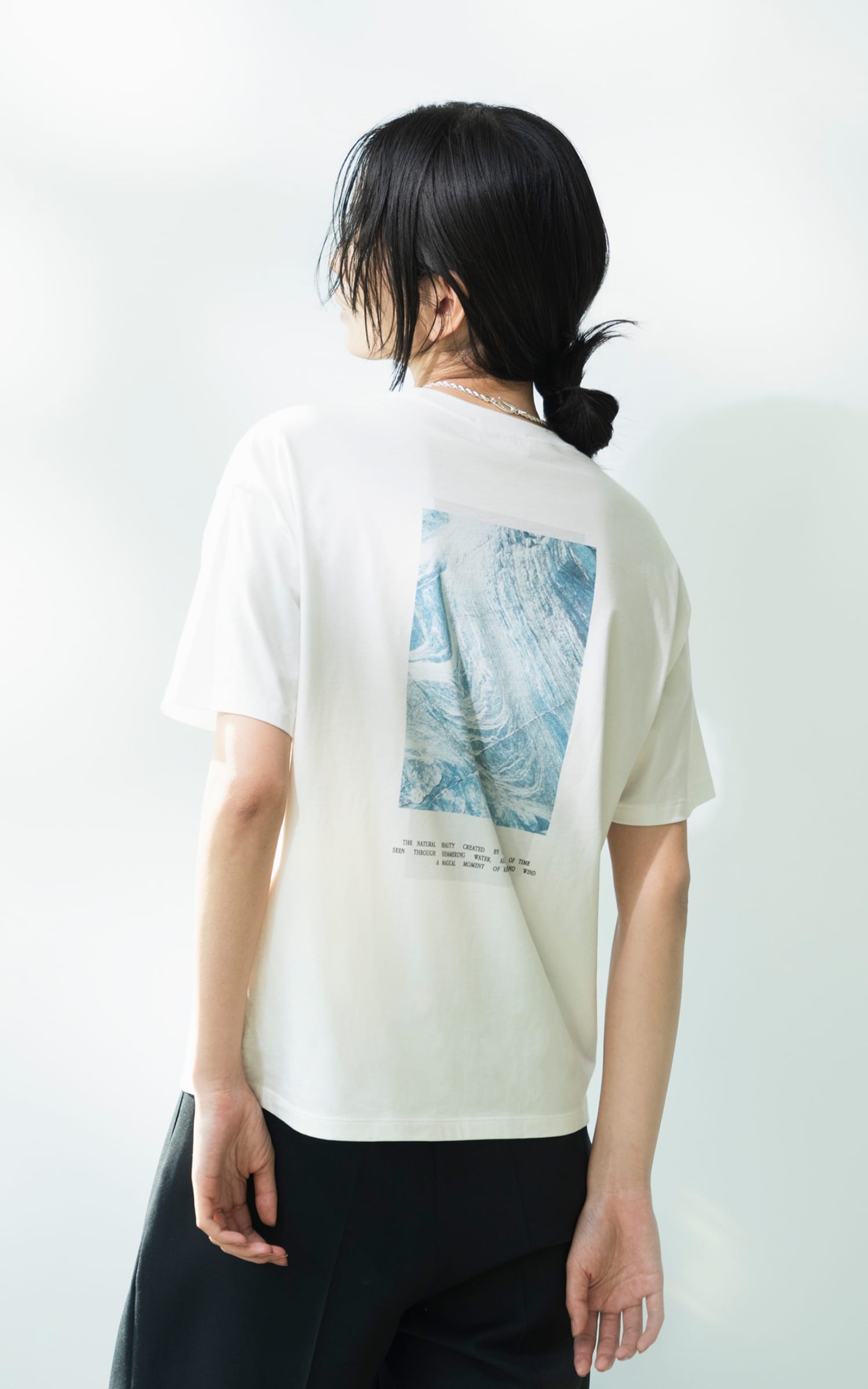 PHOTO T-SHIRTを着用した女性