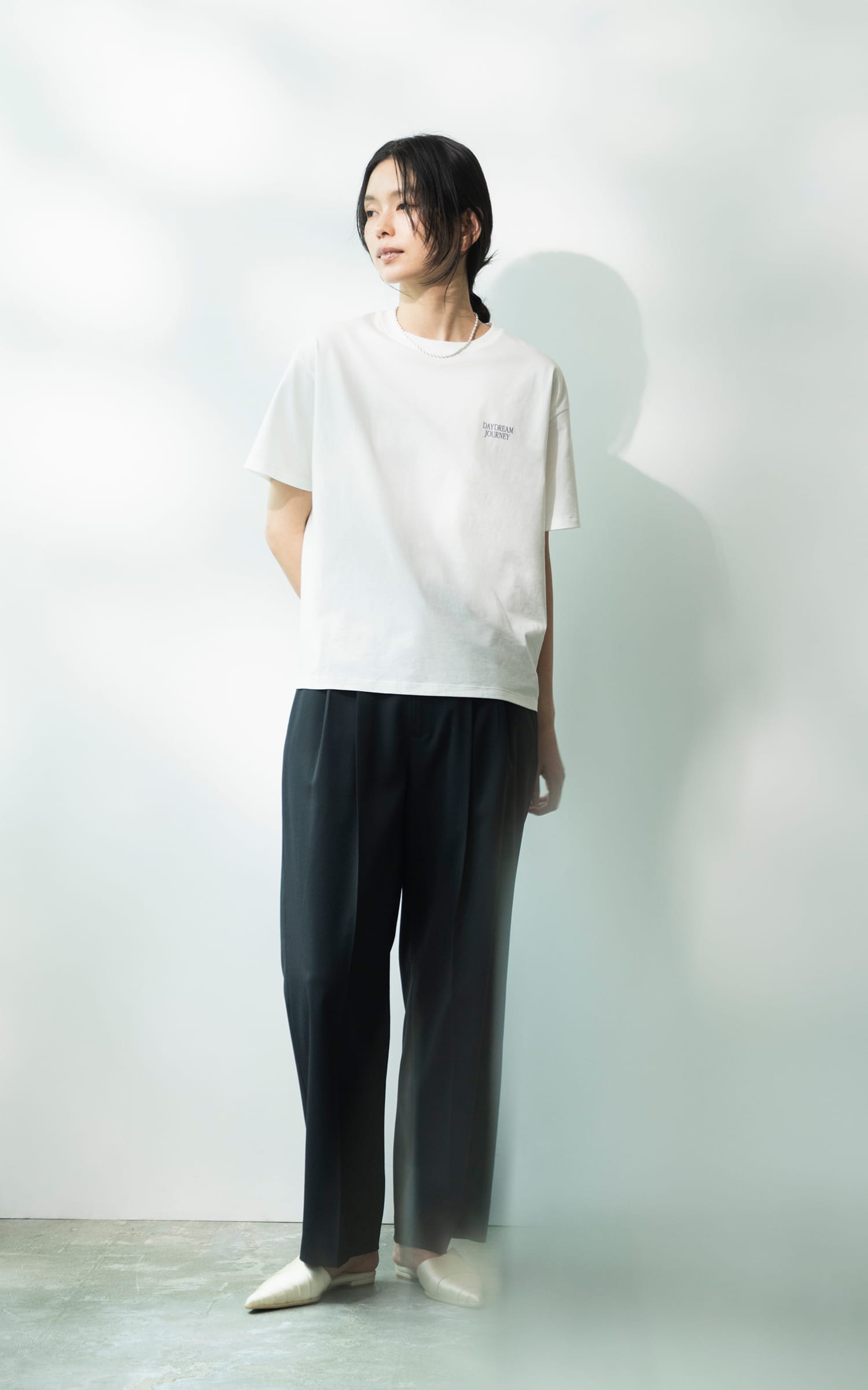PHOTO T-SHIRTを着用した女性