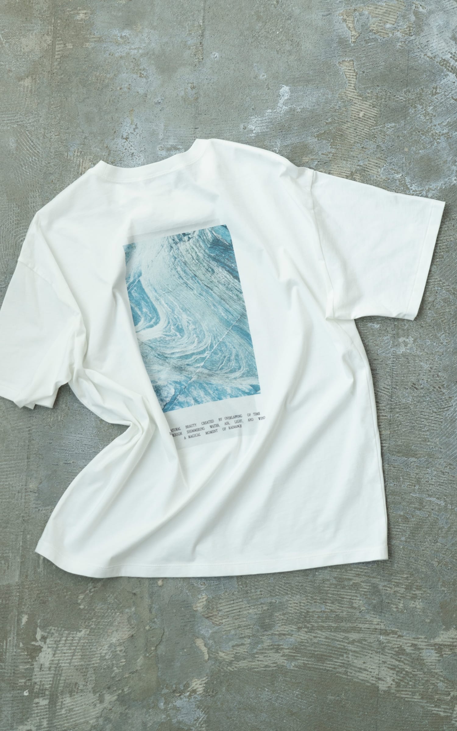 PHOTO T-SHIRTを着用した女性