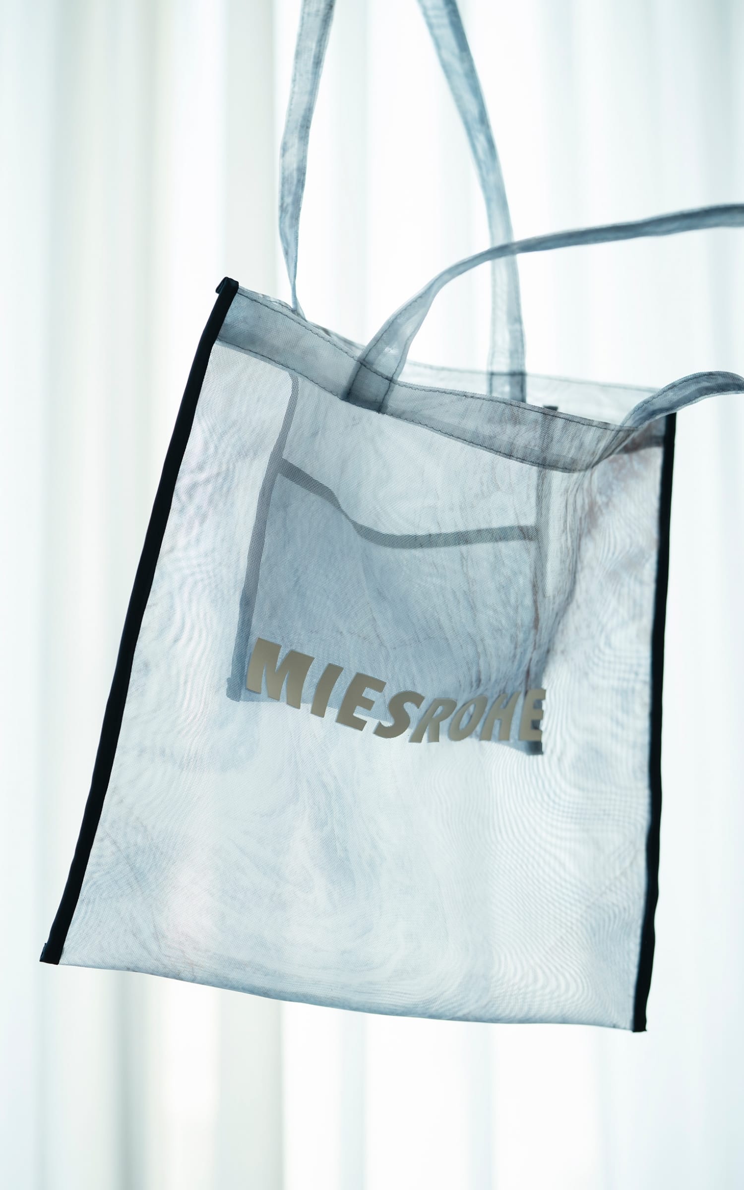 PHOTO SHEER BAGを着用した女性