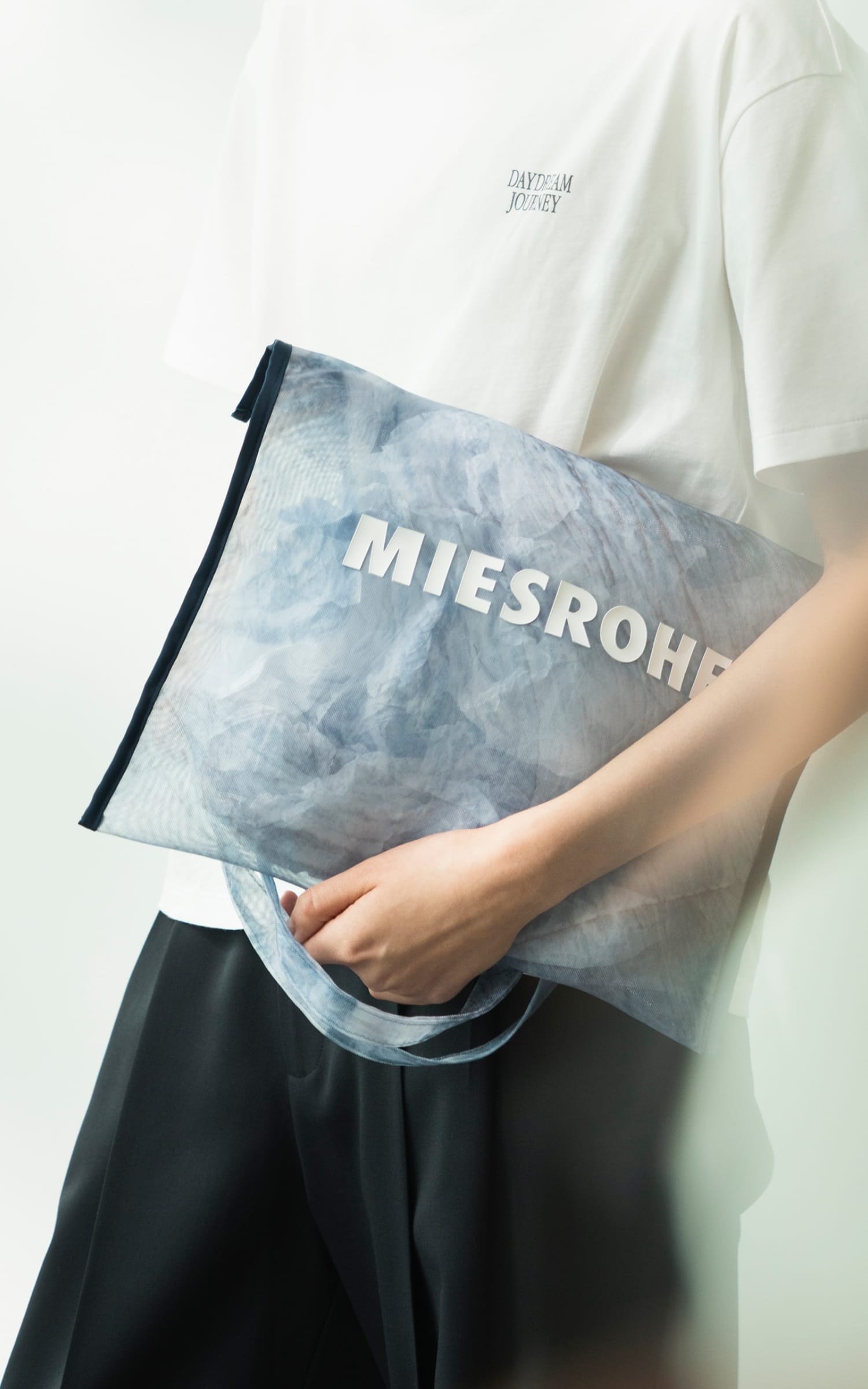 PHOTO SHEER BAGを着用した女性