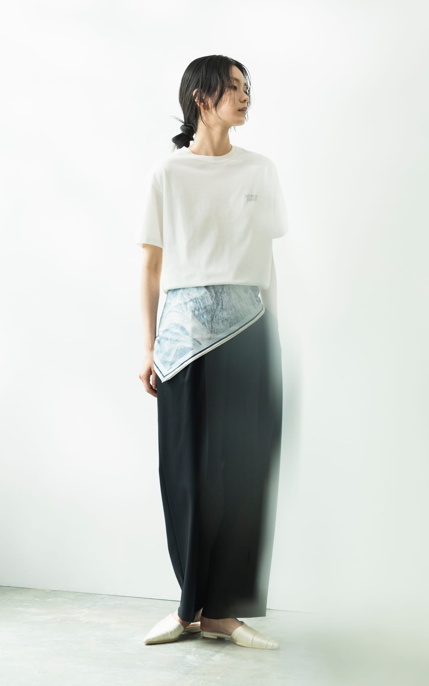 PHOTO SCARFを着用した女性