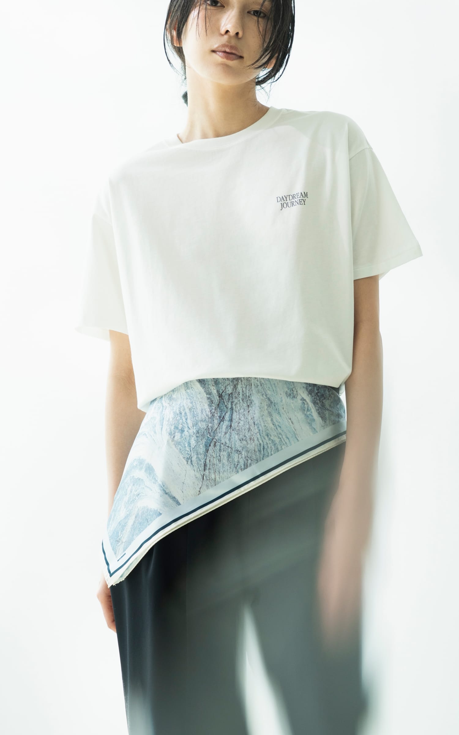 PHOTO SCARFを着用した女性