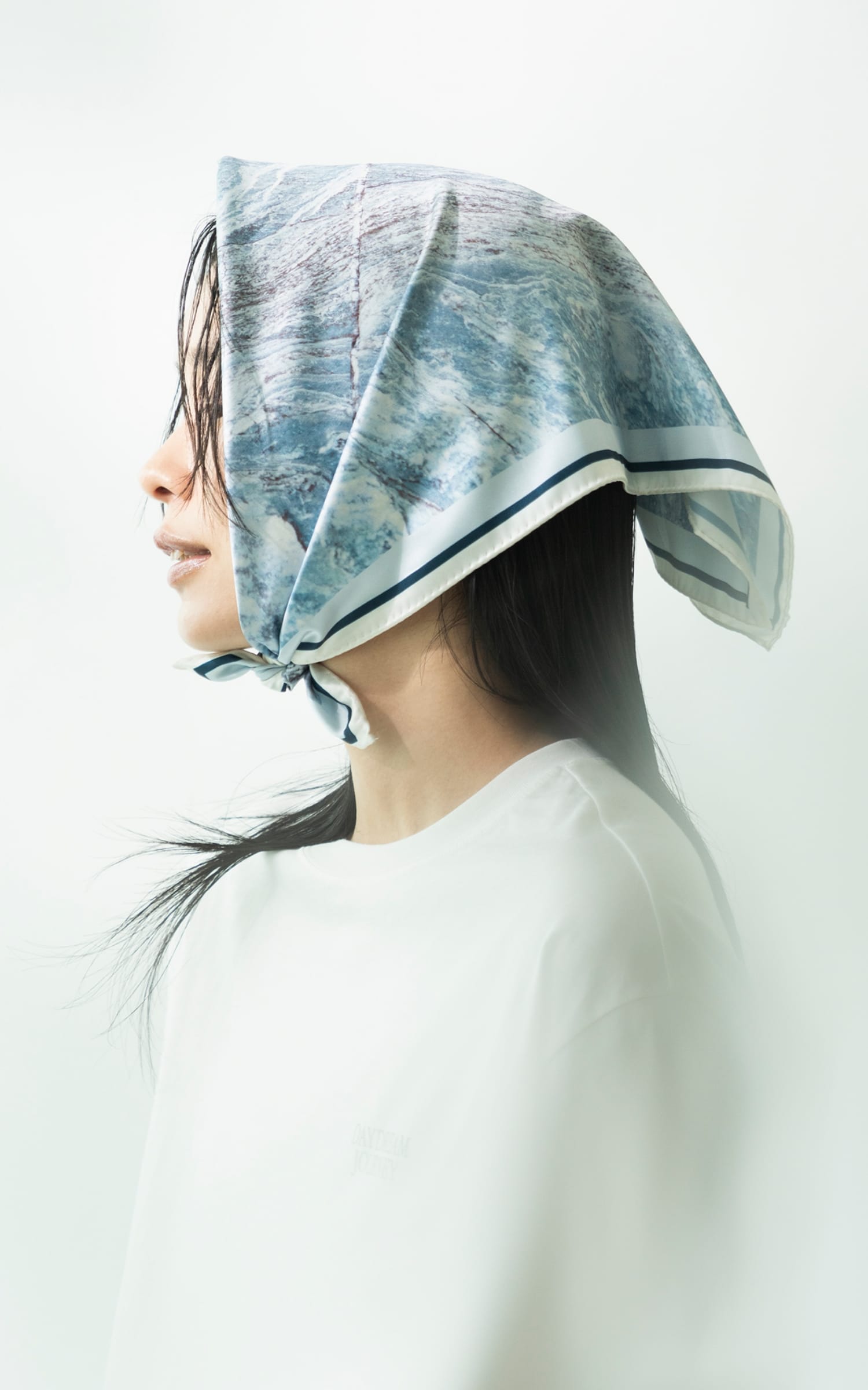 PHOTO SCARFを着用した女性