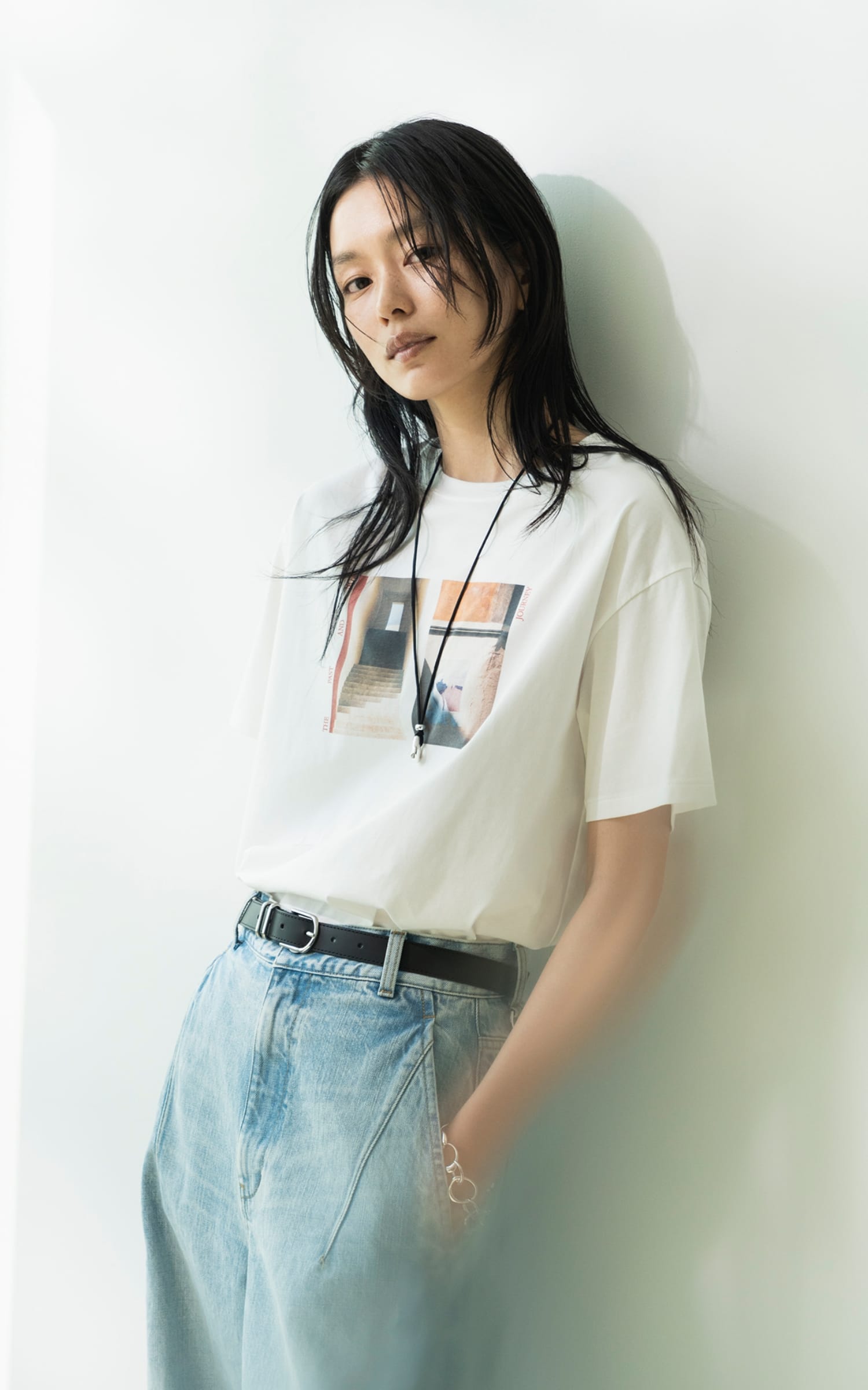 PHOTO T-SHIRTを着用した女性