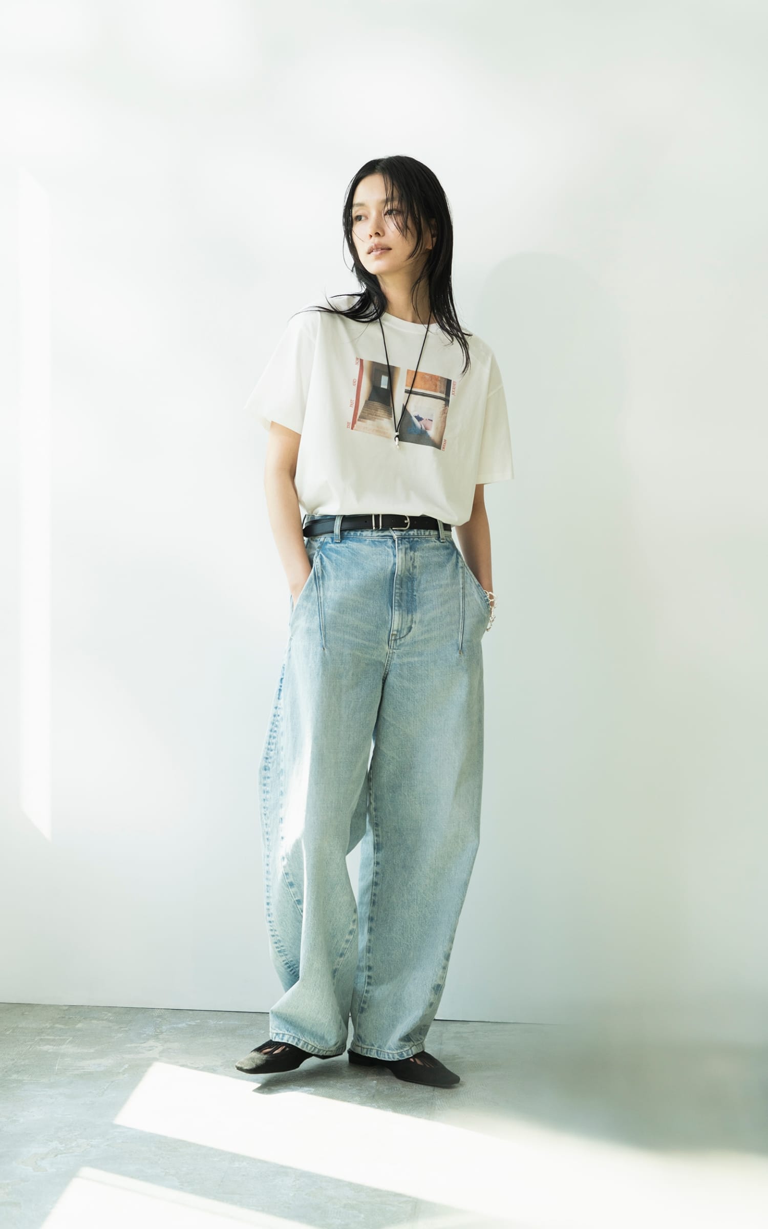 PHOTO T-SHIRTを着用した女性
