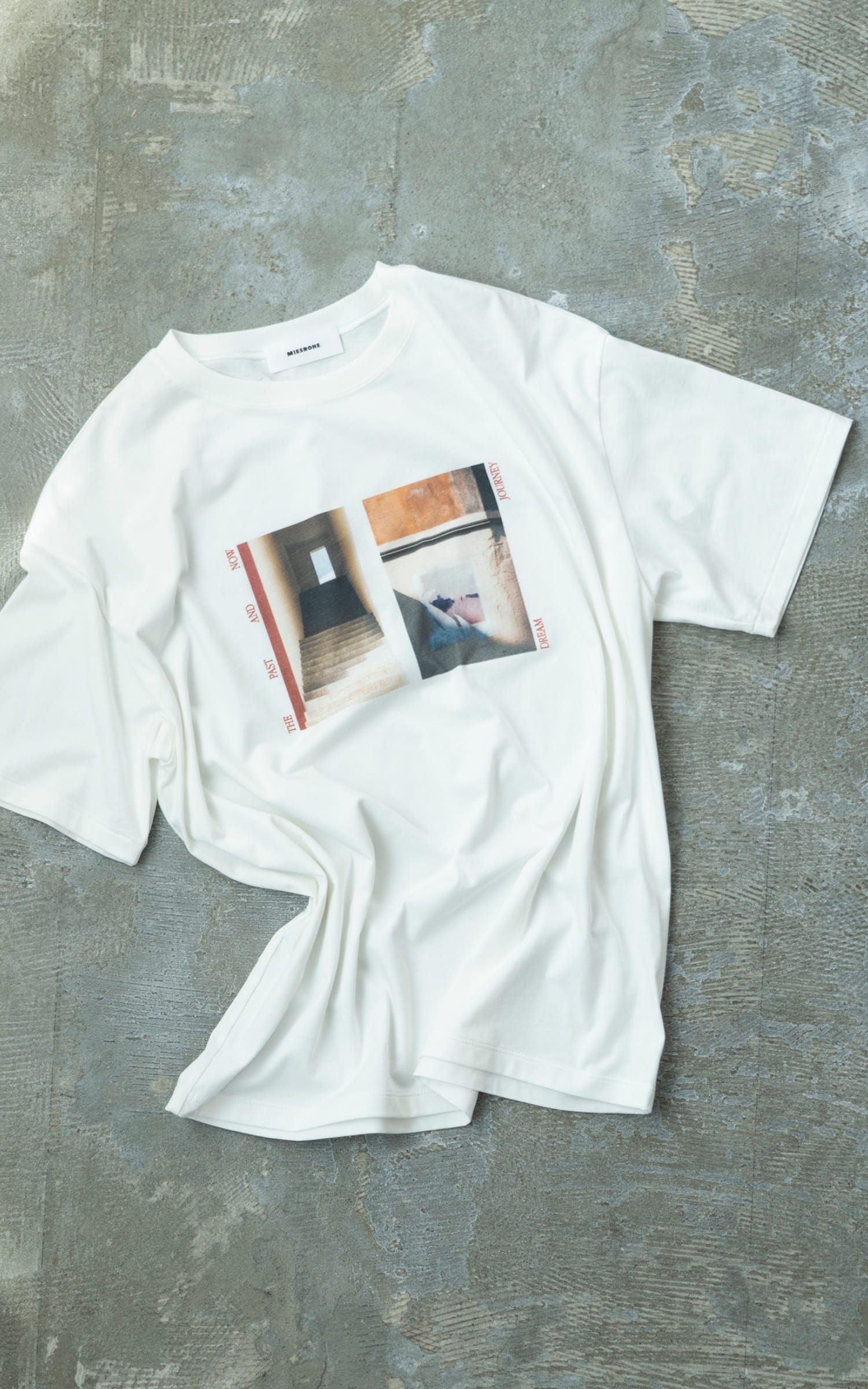 PHOTO T-SHIRTを着用した女性