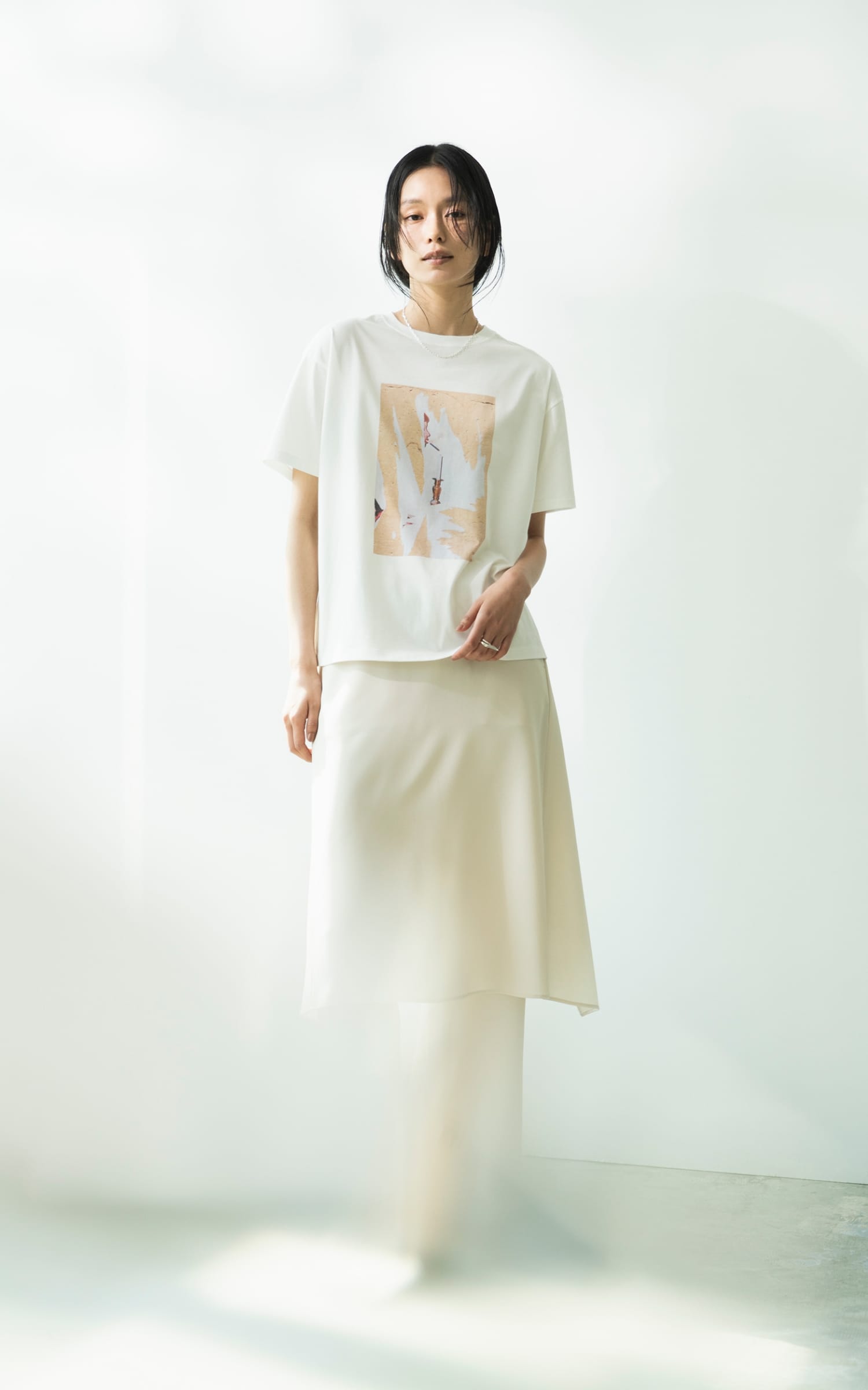 PHOTO T-SHIRTを着用した女性