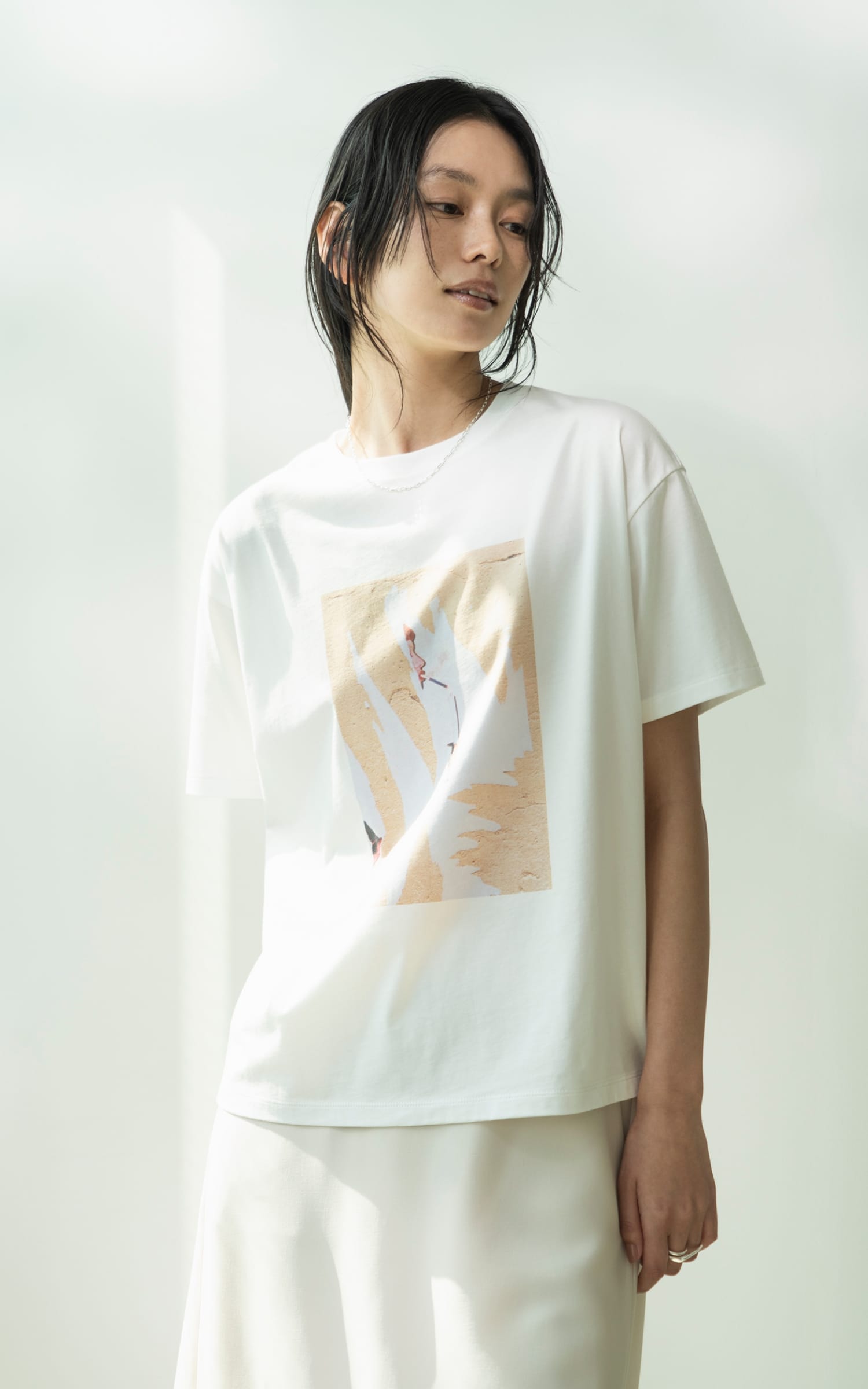 PHOTO T-SHIRTを着用した女性