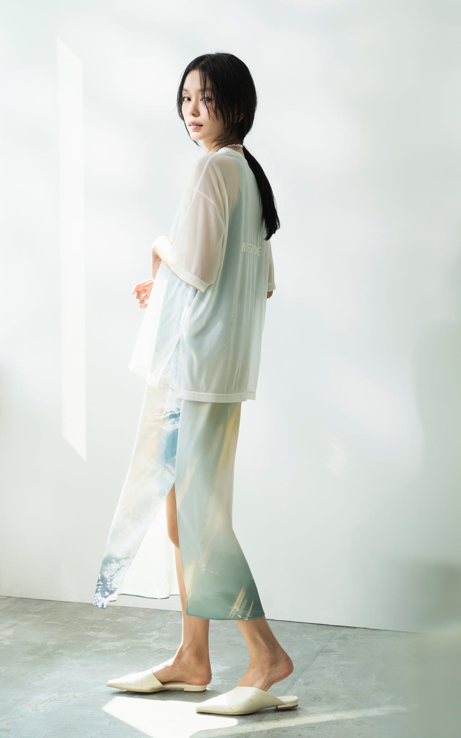 SHEER T-SHIRTを着用した女性