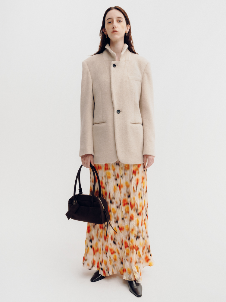 SHAGGY SINGLE-BREASTED JACKET&WASHER-PROCESSED SKIRT&BOSTON BAG WITH A CHARM&BAR EARRINGS着用モデルの画像