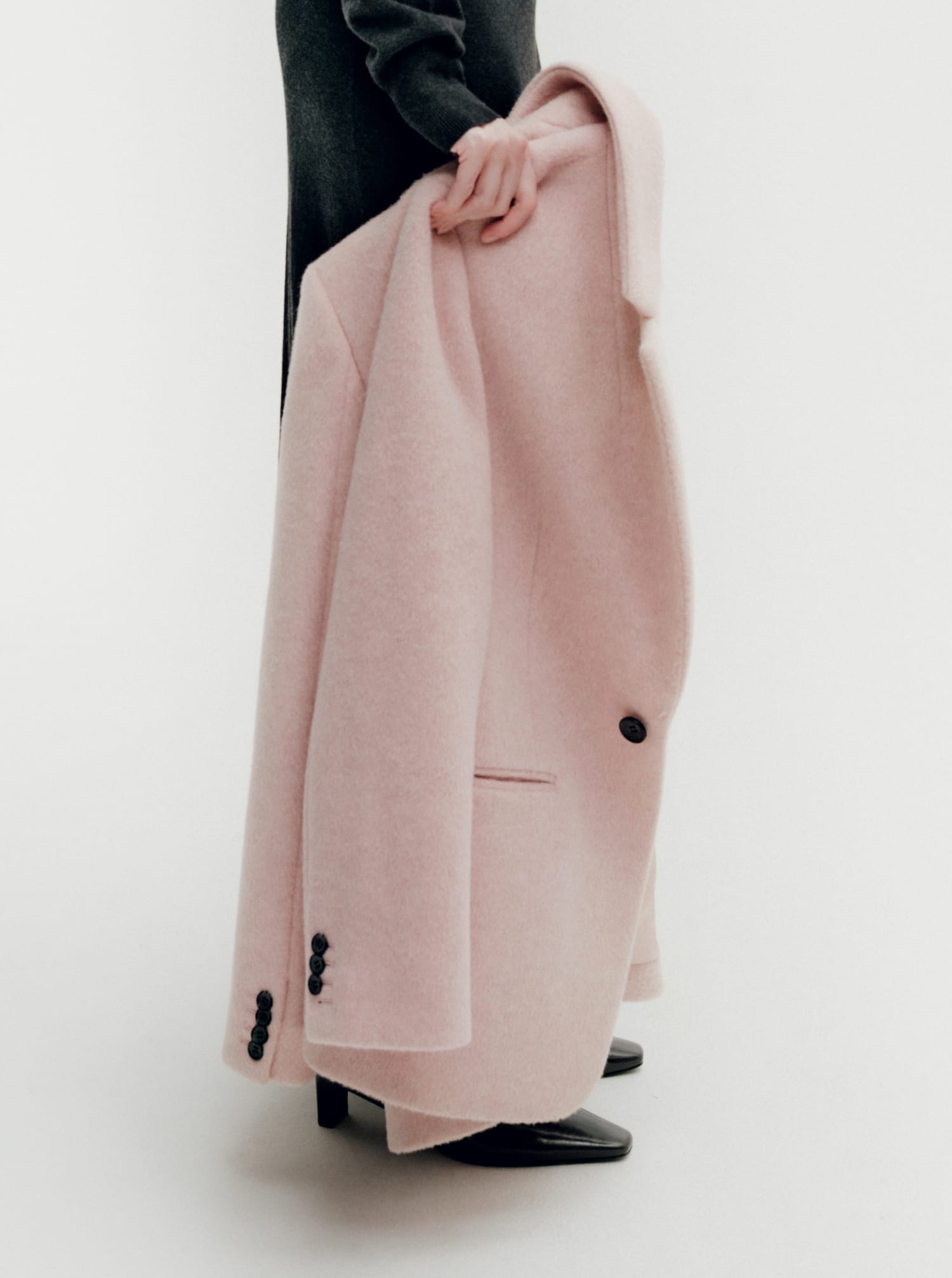 SATIN CAMISOLE DRESS & FUR COMBINATION STOLE & BAR EARRINGS着用モデルの画像