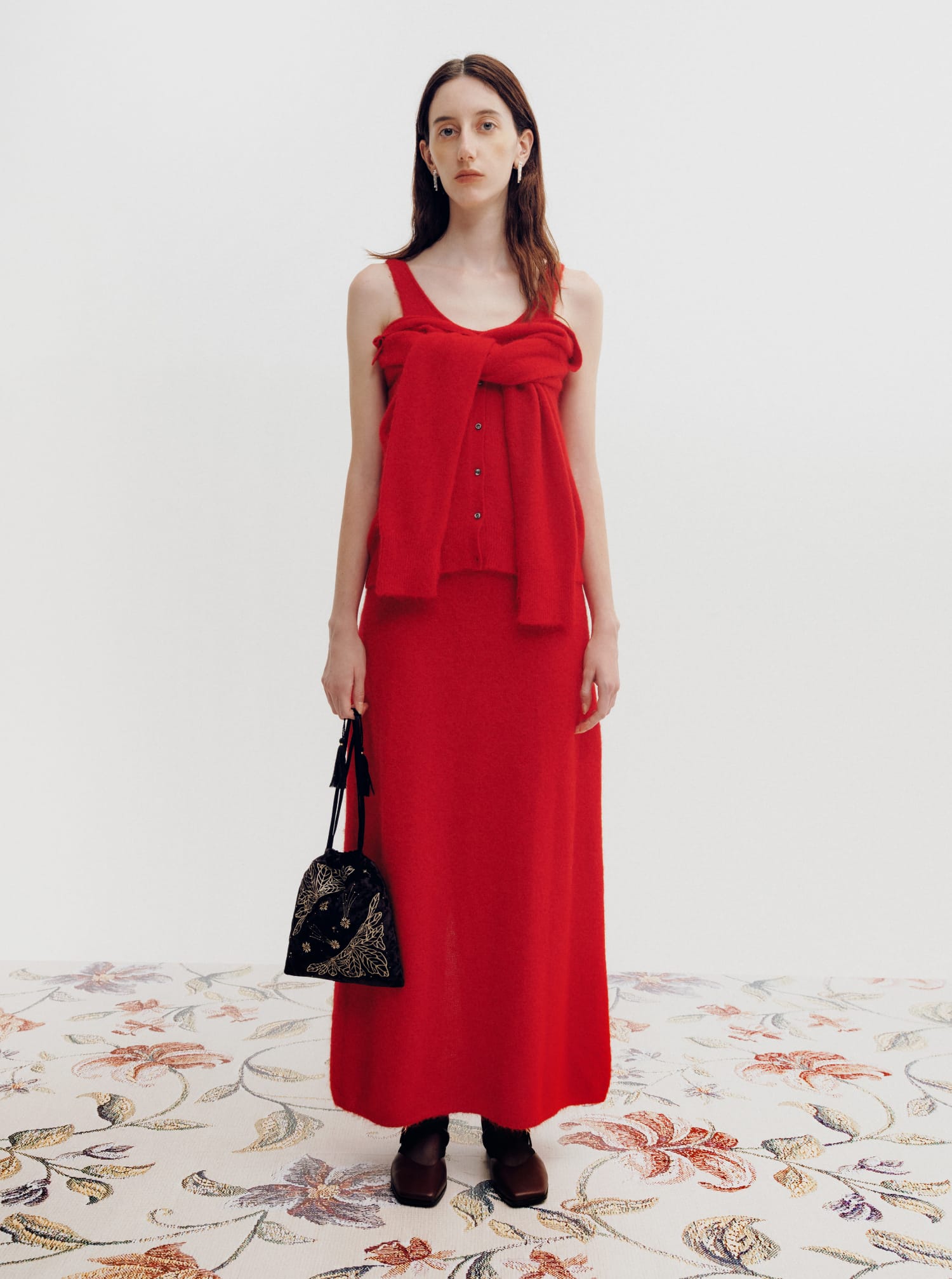 SATIN CAMISOLE DRESS & FUR COMBINATION STOLE & BAR EARRINGS着用モデルの画像