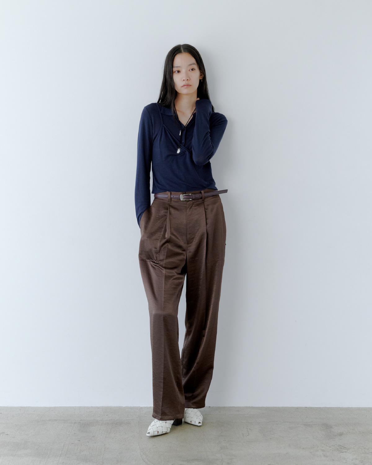 ウール混レイヤードカットソー&ワークディテールサテンパンツ&ﾒｯｼｭﾌﾞｰﾃｨｻﾝﾀﾞﾙ&モチーフコードネックレスを着用した女性