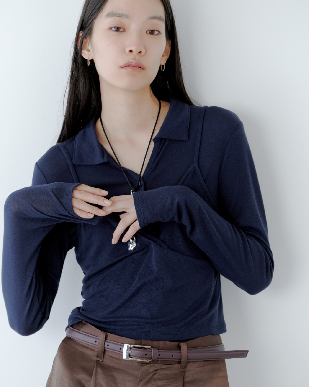 ウール混レイヤードカットソー&ワークディテールサテンパンツ&ﾒｯｼｭﾌﾞｰﾃｨｻﾝﾀﾞﾙ&モチーフコードネックレスを着用した女性