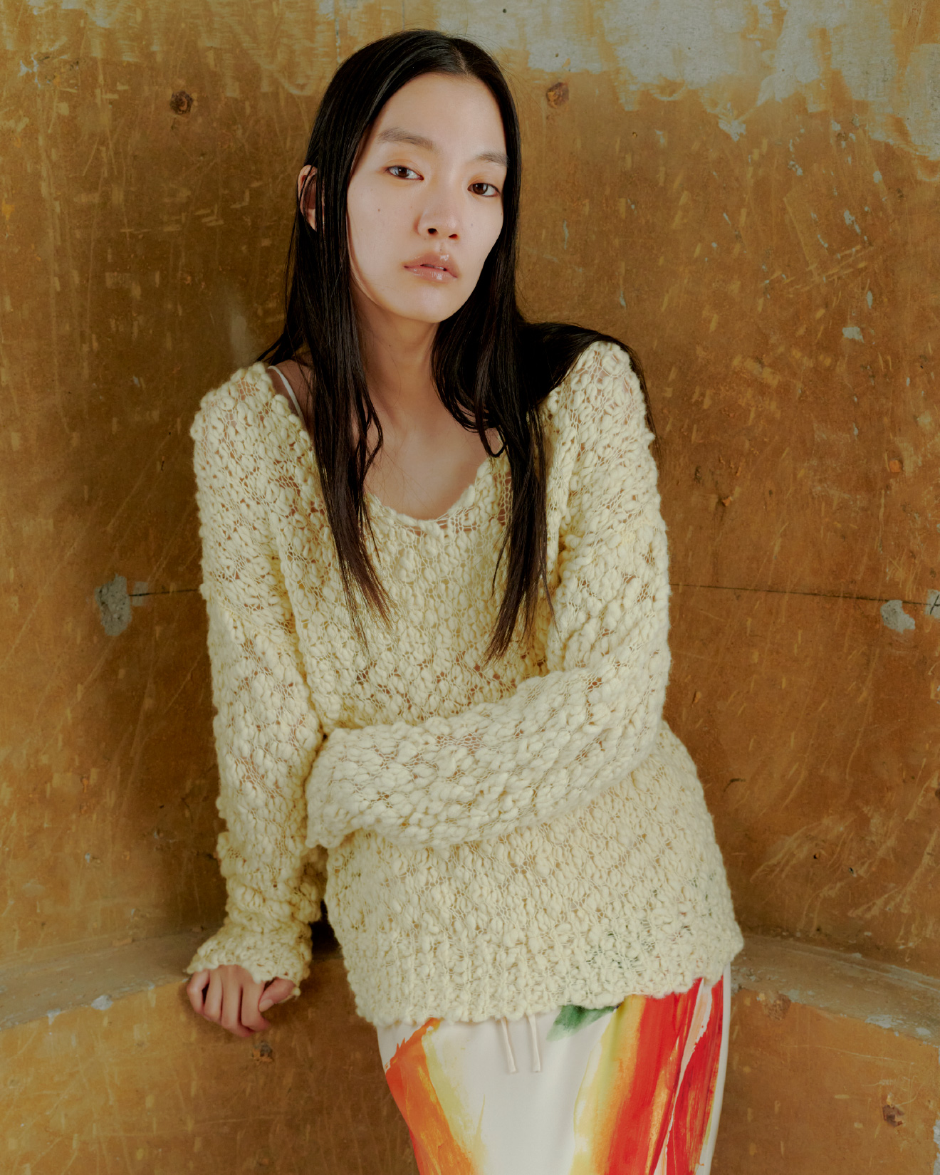 オーバーサイズVネックチャンキーニット&ベルテッドナロースカートを着用した女性