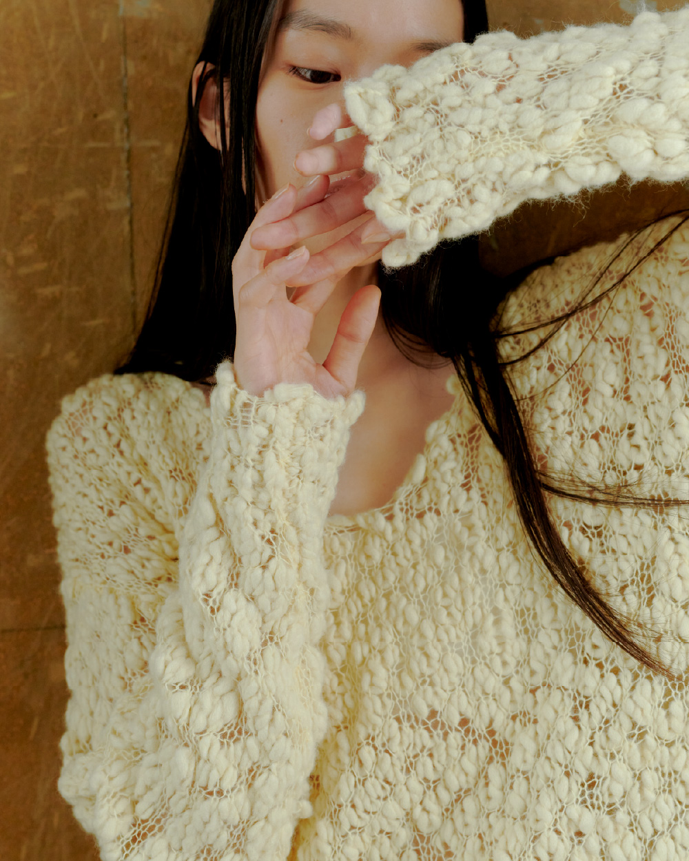 オーバーサイズVネックチャンキーニット&ベルテッドナロースカートを着用した女性