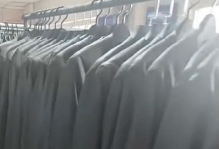 布がたくさん積み上げられている画像