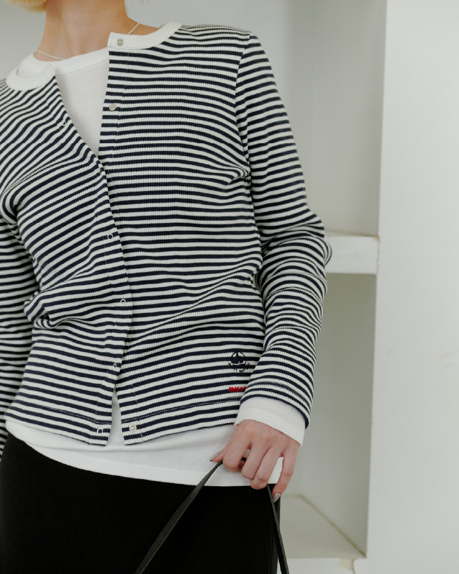 Tops Pants Shoes Accessoryを着用したモデル