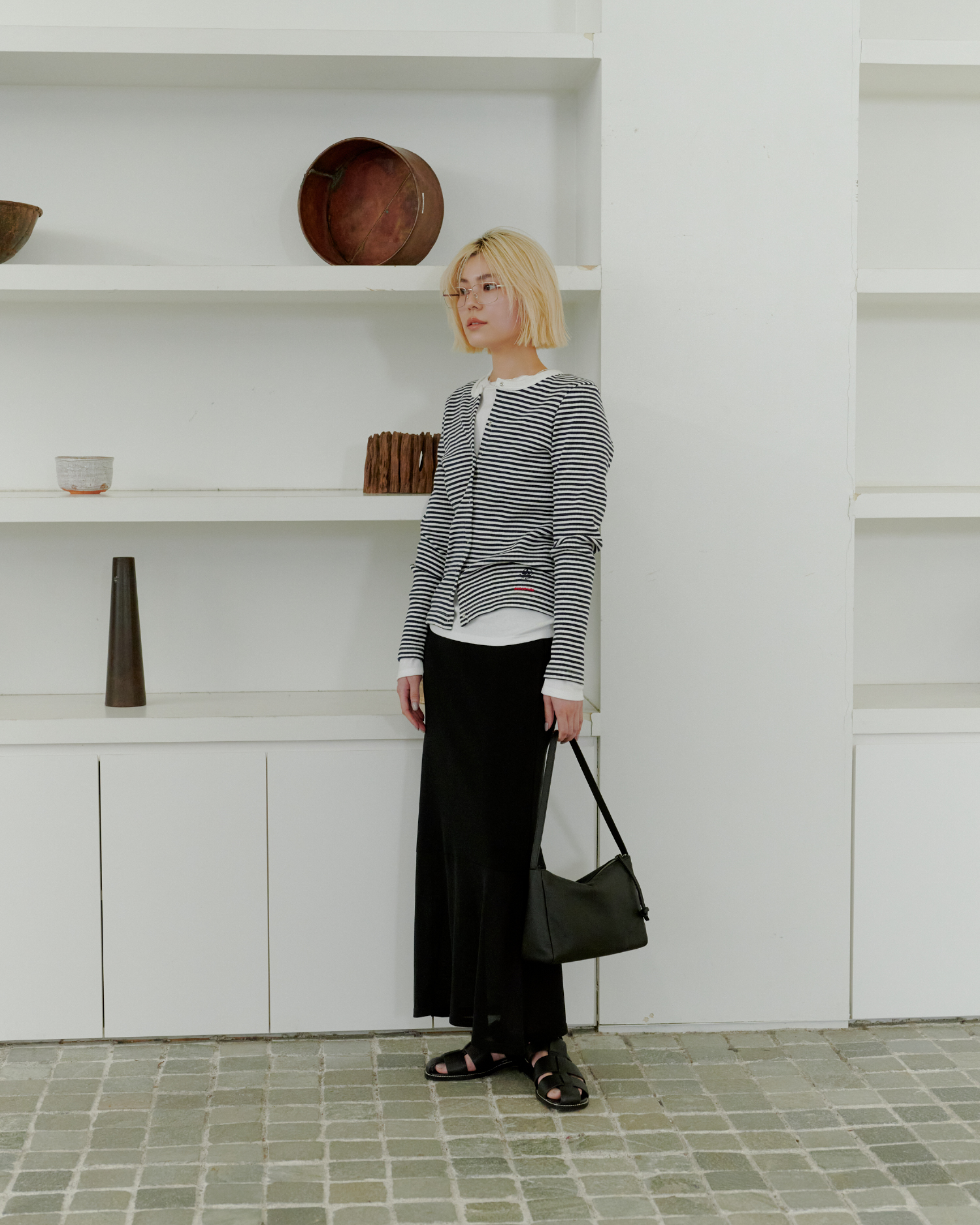 Outer シアーワイドニットT&ハイクオリティECOチノパンツ&レザートングストラップサンダル&コードネックレス&レザーベルトを着用したモデル